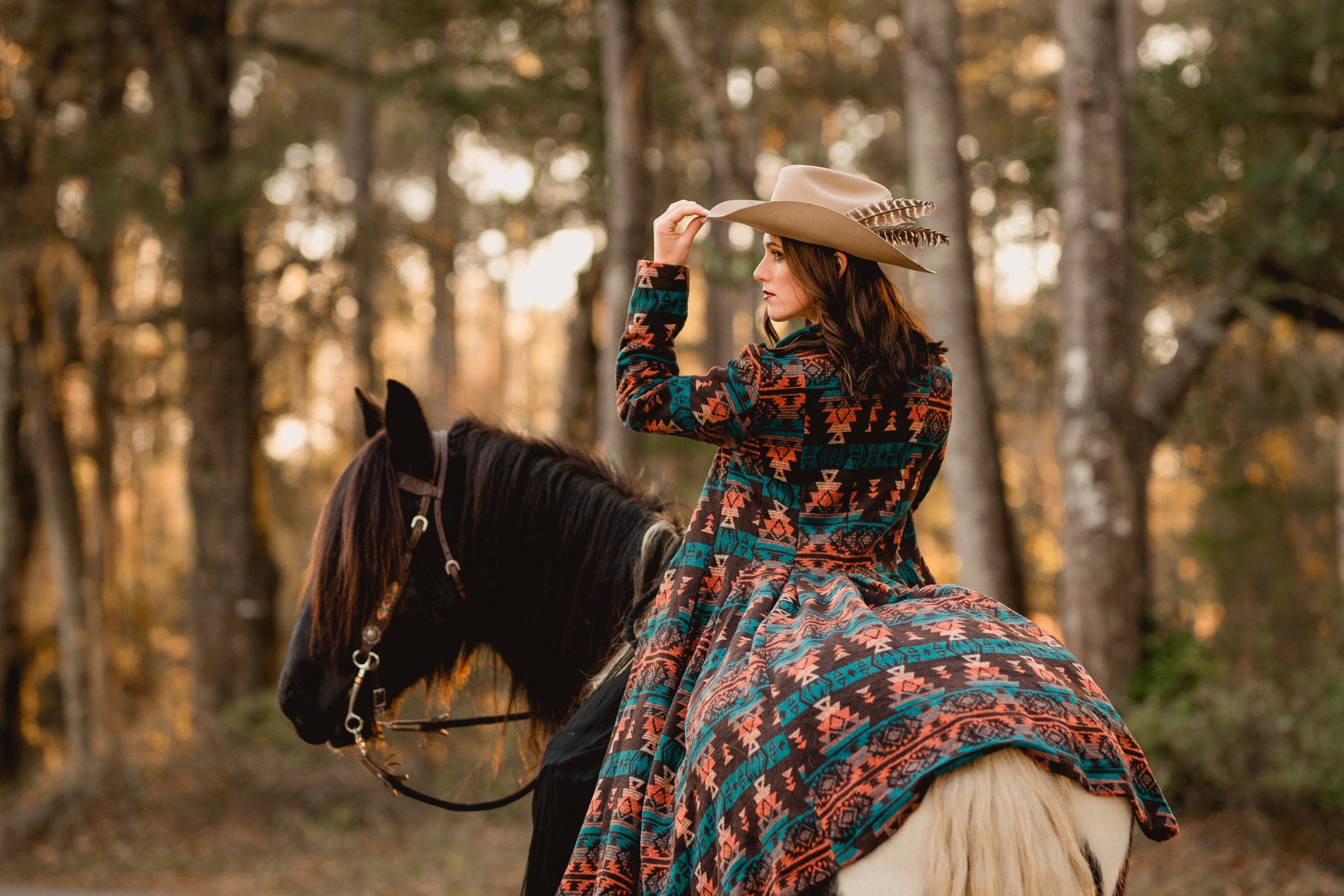 Horse photography in Tallahassee, FL at sunset. Western outfit ideas. Cowgirl photosession with gypsy vanner horse.